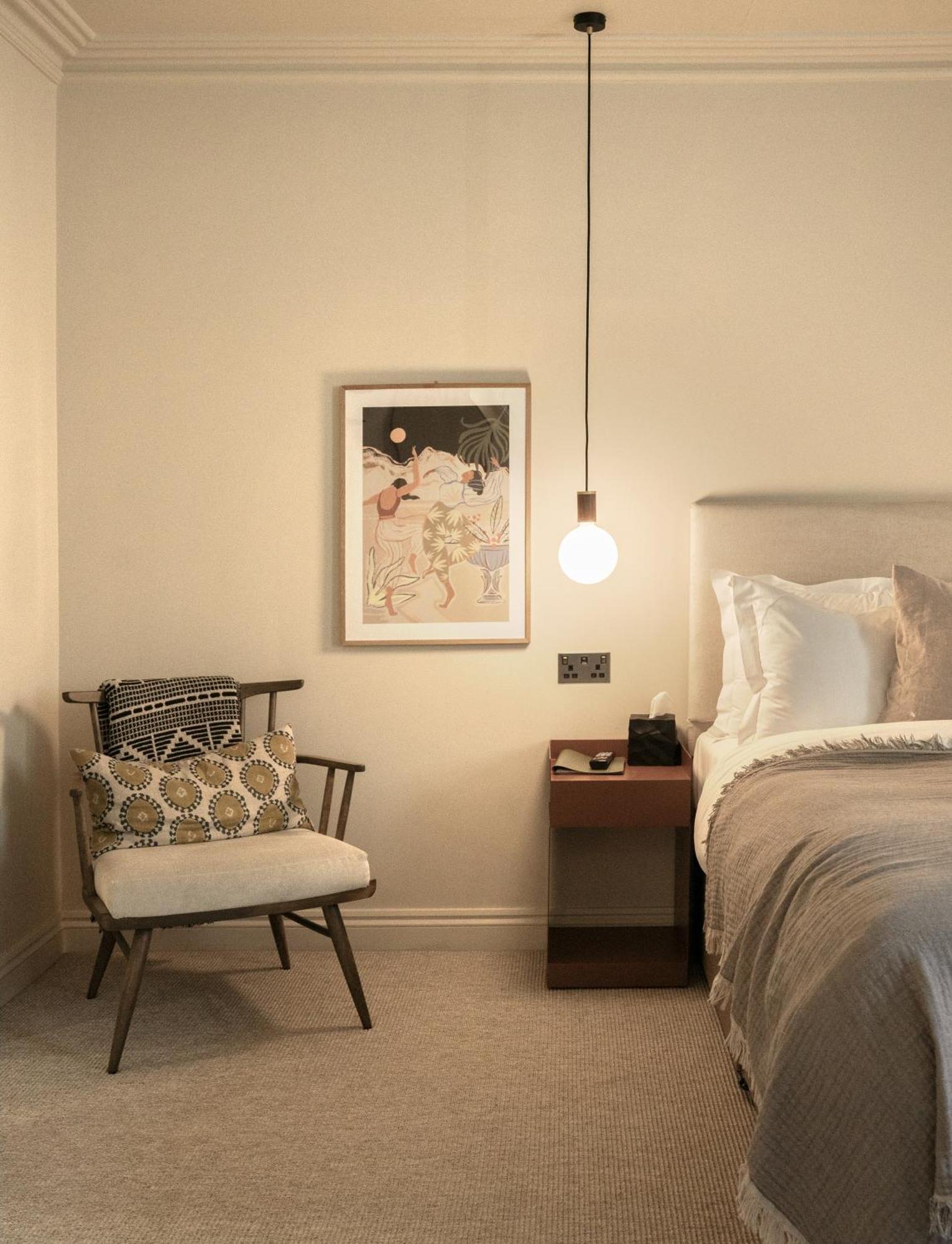 Leighton House - Boutique Guesthouse Bath Kültér fotó A bedroom with a light bulb
