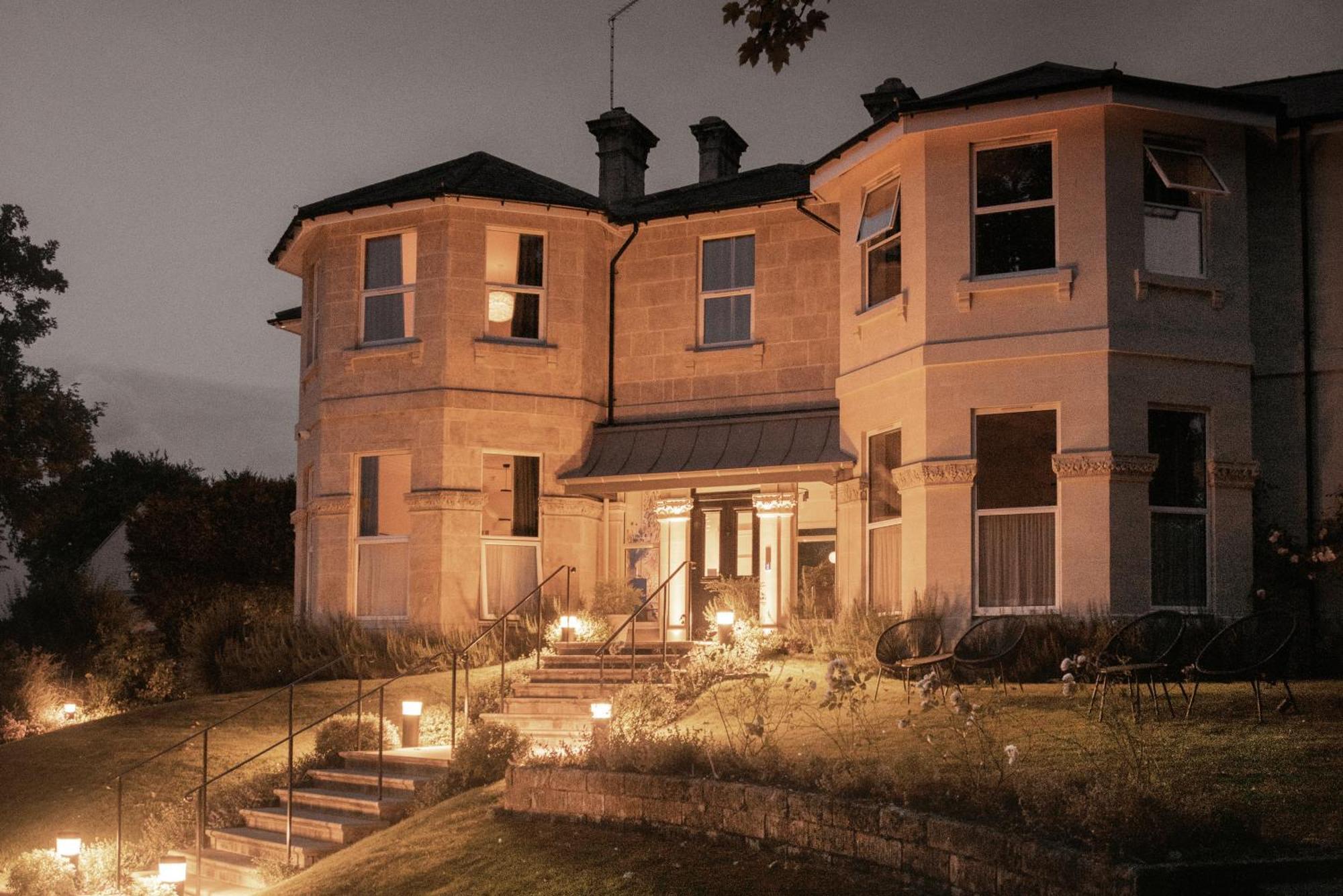 Leighton House - Boutique Guesthouse Bath Kültér fotó The main house at night
